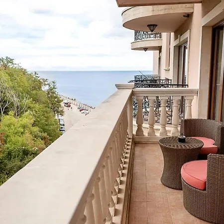 Апартаменты 2br Seaside Escape With Parking At Port Palace By Flat Mаnager