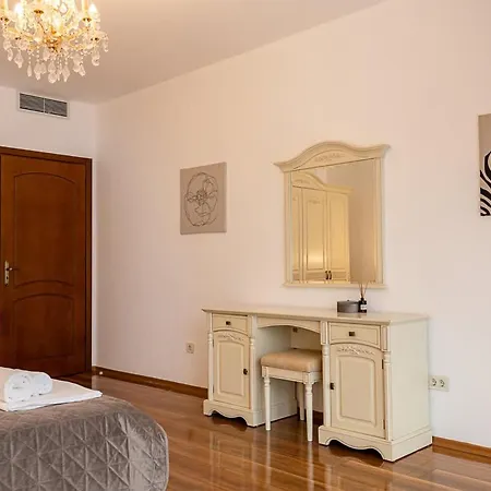 Апартаменты 2br Seaside Escape With Parking At Port Palace By Flat Mаnager
